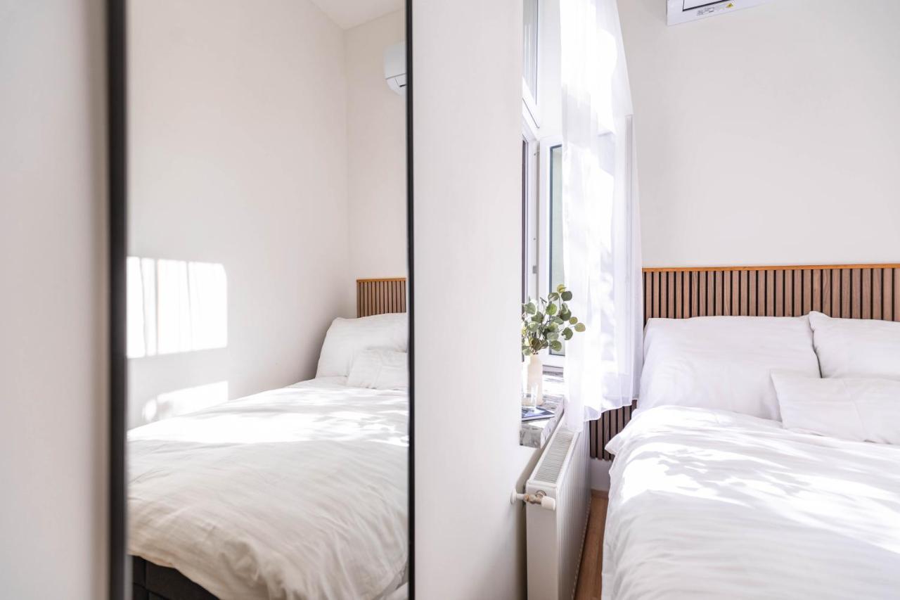Modern Apartment French Balkony Budapest Esterno foto